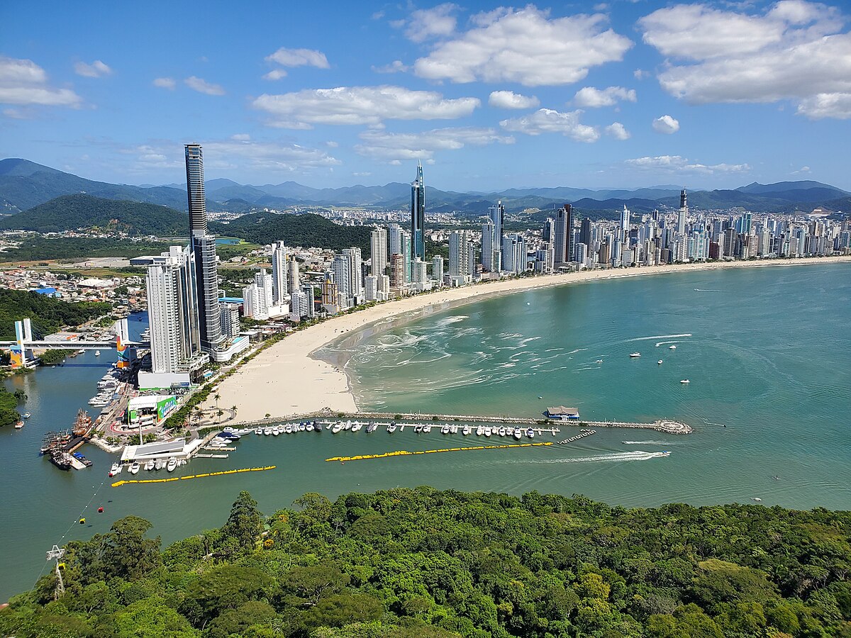 Balneário_Camboriú_from_Unipraias_Park_2023-04-02